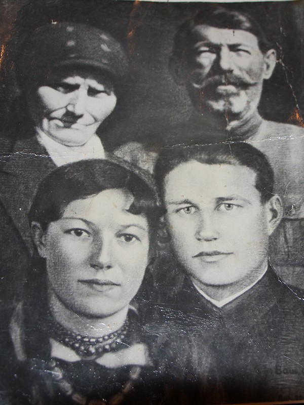 Фотокопия портрета родных, выполненного художником Николаем Козаком.