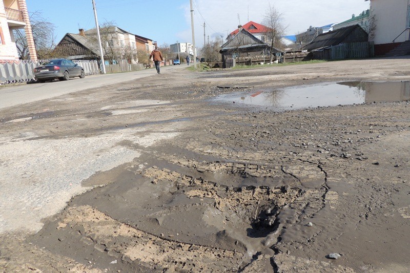На месте протечки водопровода - провалы в земле