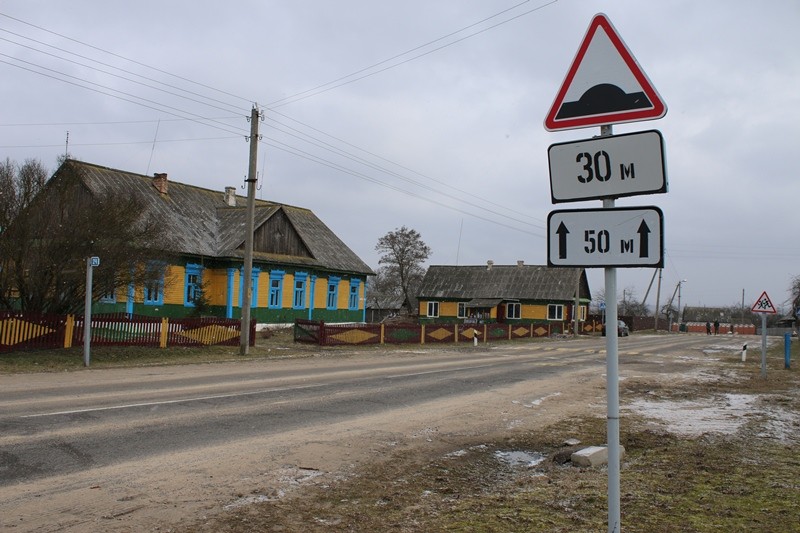Лежащий полицейский в д. Любашево уже потерял свою актуальность.