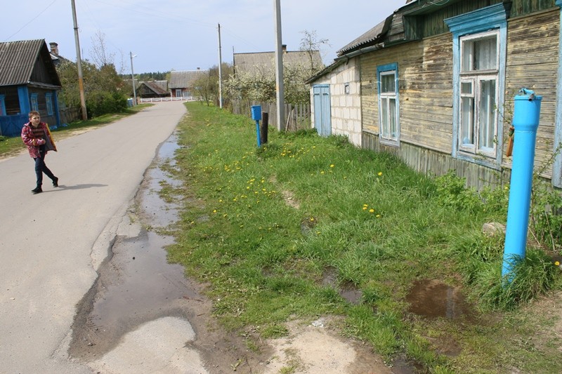 Вода из колонки текла в огороды