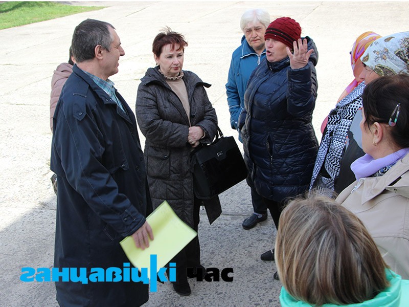 Пасля сходу вяскоўцы працягнулі размову з вядучым інжынерам Ганцавіцкага раённага газазабеспячэння Рыгорам Іванцовым.