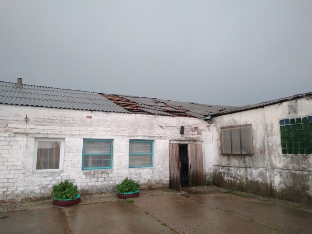 После грозы пришлось восстанавливать кровлю