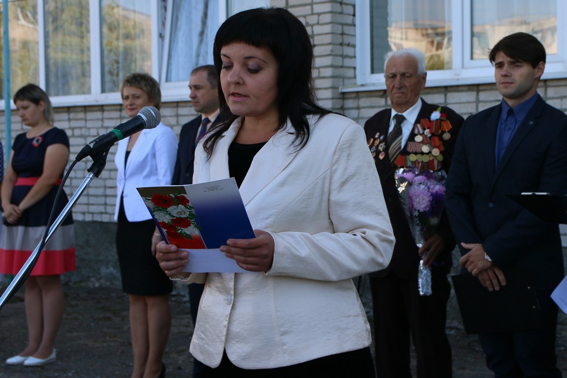 Галина Ищенко, мама первокурсника, выступила на линейке от имени всех родителей учащихся.