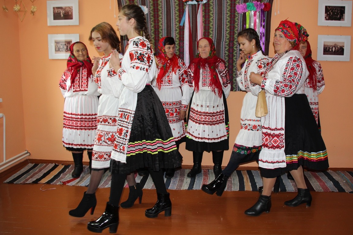 На восеньскім кірмашы ў раённым Доме рамёстваў была насычаная праграма.