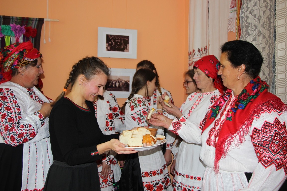 На восеньскім кірмашы ў раённым Доме рамёстваў была насычаная праграма.