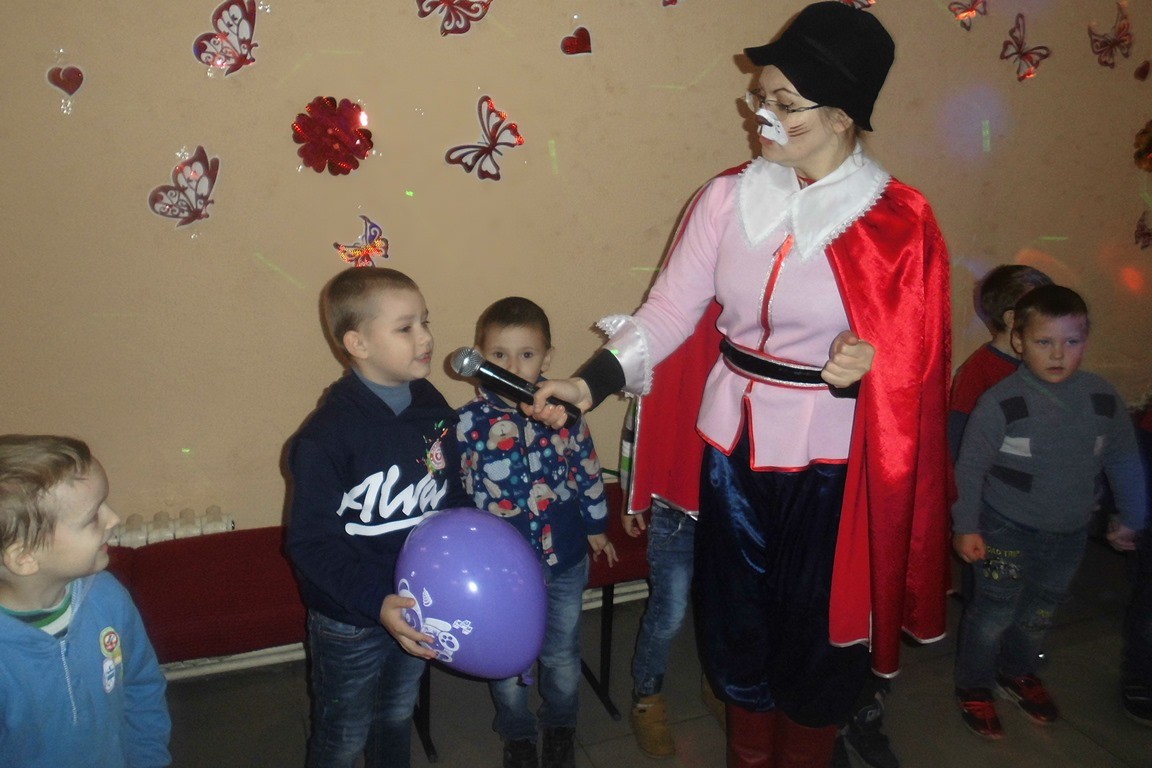 Ведущий Кот в сапогах играет с детьми.