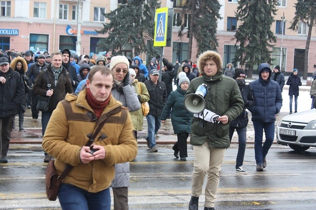 Андрей Шарендо (с мегафоном) во главе акции протеста «нетунеядцев» в Бресте 26 февраля 2017