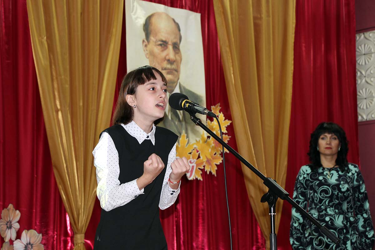 Вучаніца 10 класа Агарэвіцкай СШ Аліна Дулік прадэкламавала верш Якуба Коласа “У родных мясцінах”.