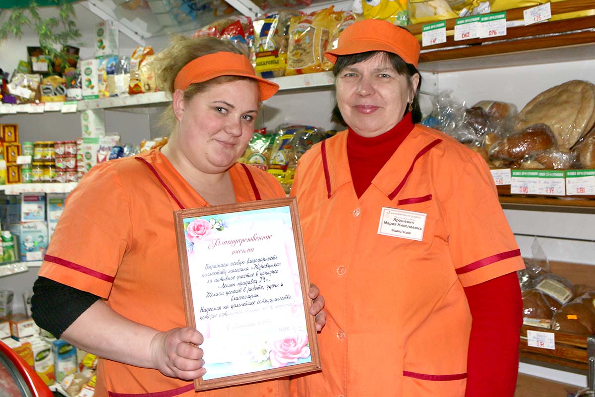  Старший продавец магазина «Журавушка» Юлия Пивоваревич (слева) с коллегой Марией Ярошевич.  