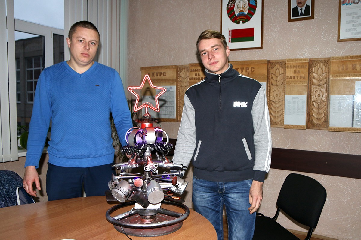 Слева направо: преподаватель Сергей Заяц и учащийся Александр Ярошевич.