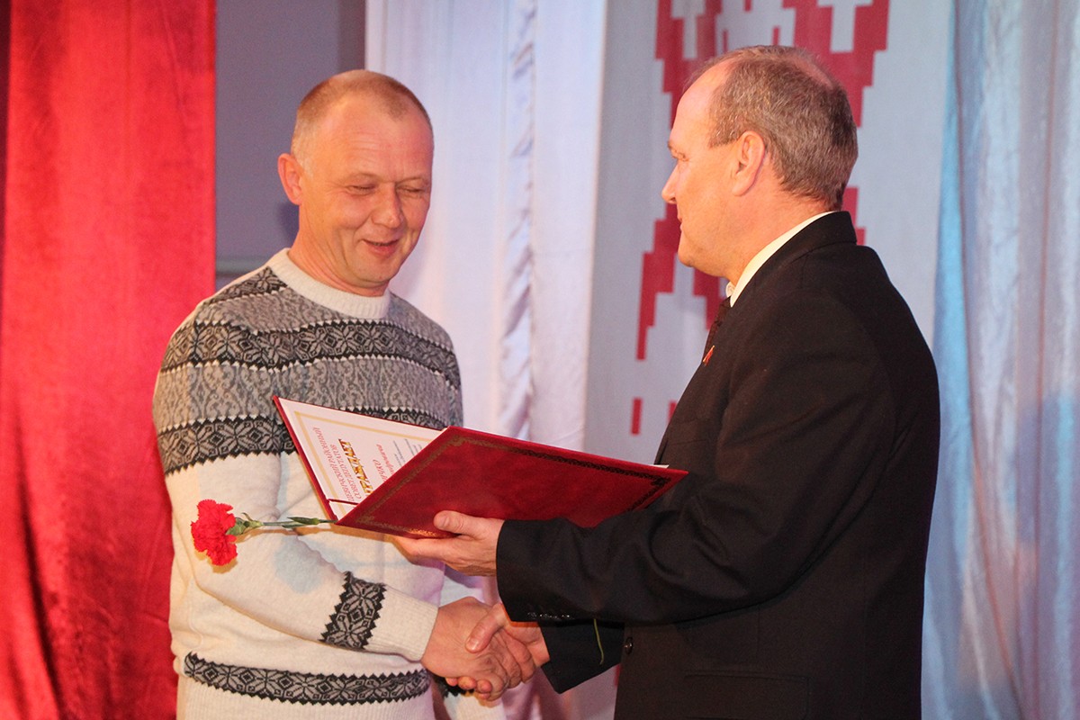 Віктар Дрозд уручае грамату Юрыю Вялічку, ветэрынарнаму ўрачу-гінеколагу ААТ «Любашава». 