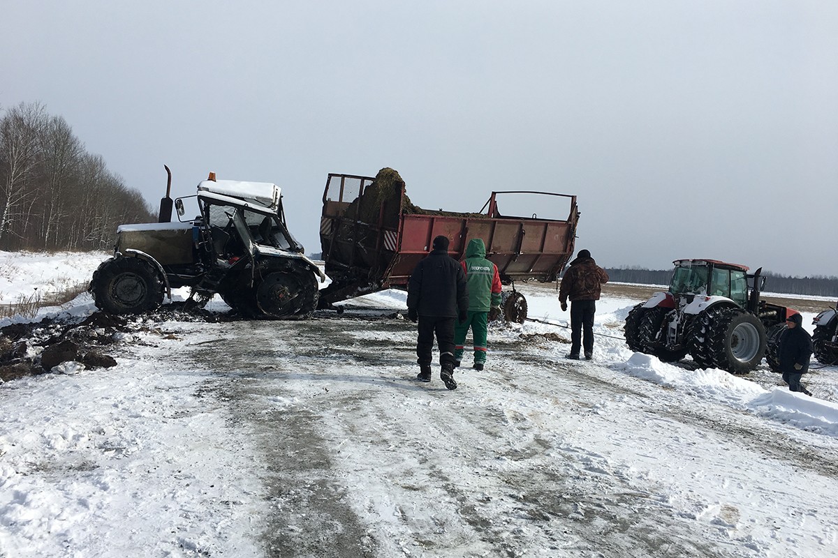 Трактар з сенажом апынуўся ў канаве