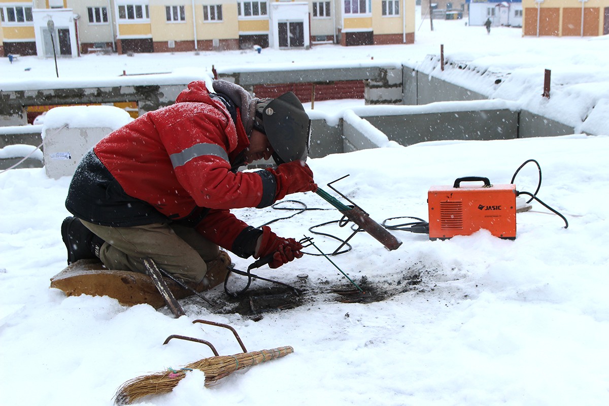 Работа на новостройке по ул.Орловского кипит: все строители заняты делом.