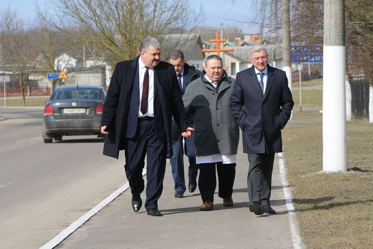 Главврач Ганцевичской ЦРБ (в центре) знакомит столичных гостей с хозяйством.