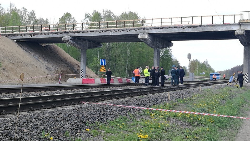 Угроза обрушения автомобильного путепровода возле Лунинца: железнодорожное сообщение прекращено