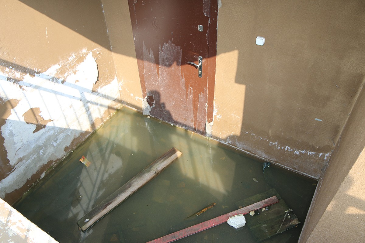 Подвалы в новом доме №46 по ул. Орловского затоплены водой, и из-за этого в квартирах сырость и плесень.