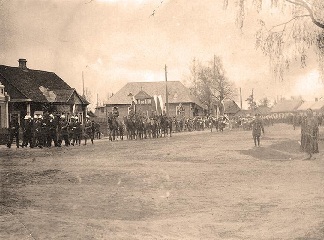 На плошчы пад час свята. м.Ганцавічы. да 1934 г.
