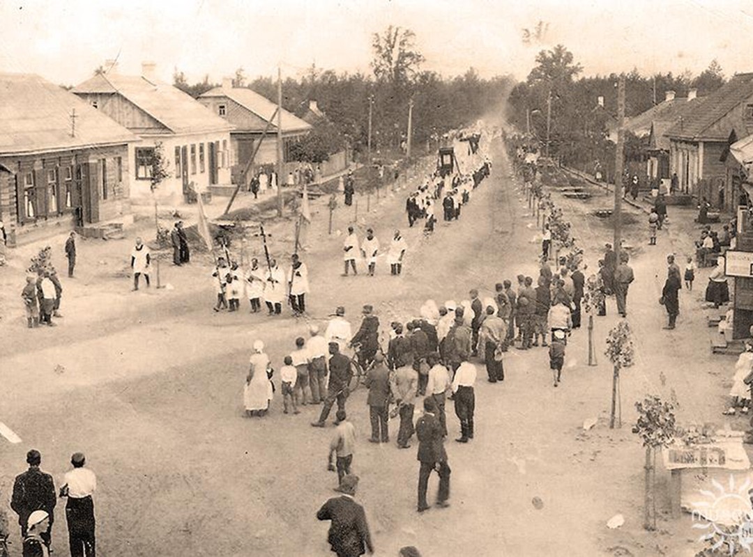 На плошчы мястэчка падчас каталіцкага свята (1930-я годы).