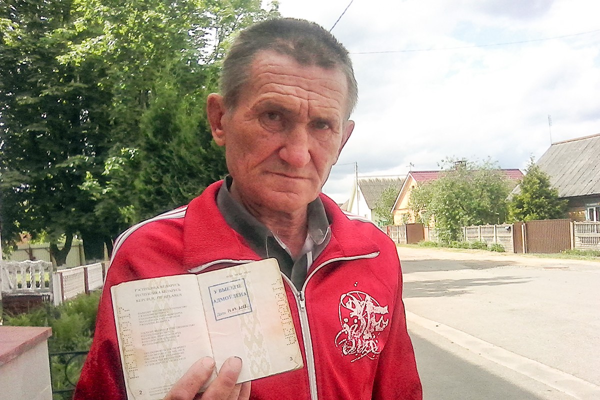 Михаил Климовец и рад бы выплатить долг коммунхозу, но из-за этого долга его не выпускают на заработки за границу.             