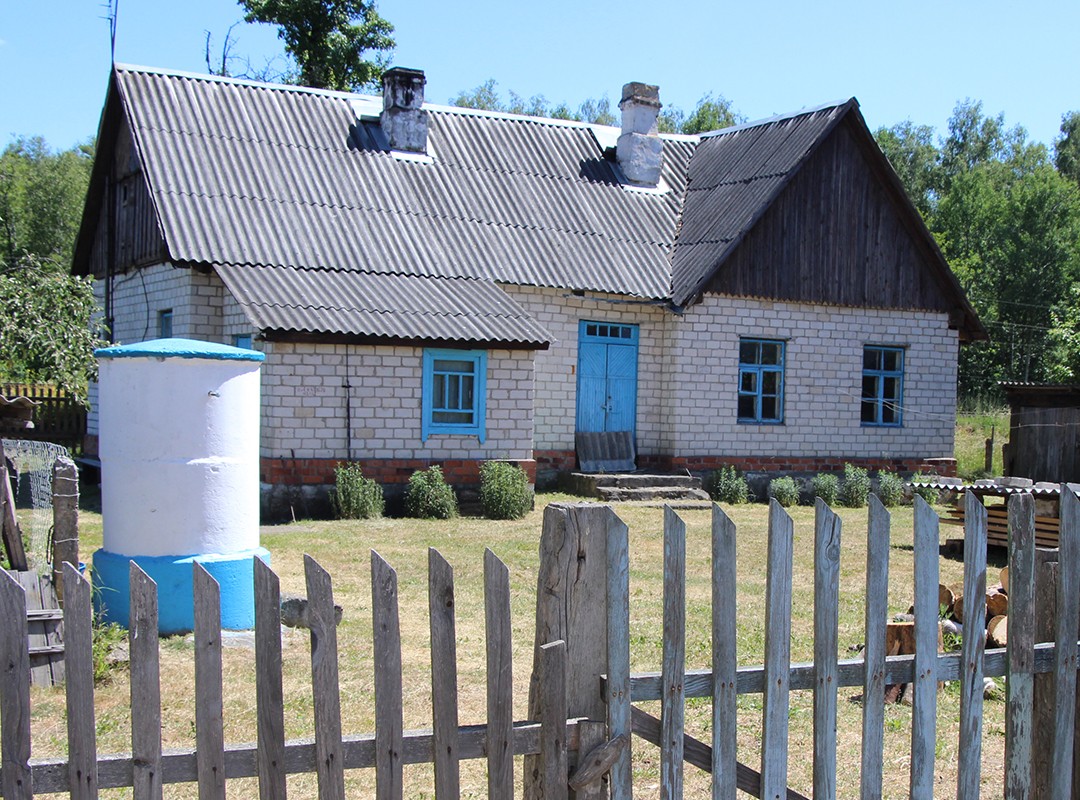 Из городской квартиры, которую Э.Янкевич не оплачивает и однажды устроил пожар, его переселяют в дом на станции Люсино на берегу озера