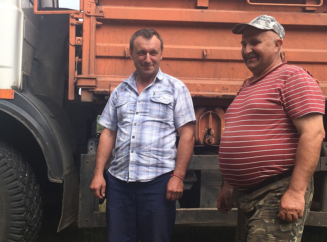 Работнікі ААТ «Дубнякі» Віктар Сянько (злева) і Іван Шаматульскі 
