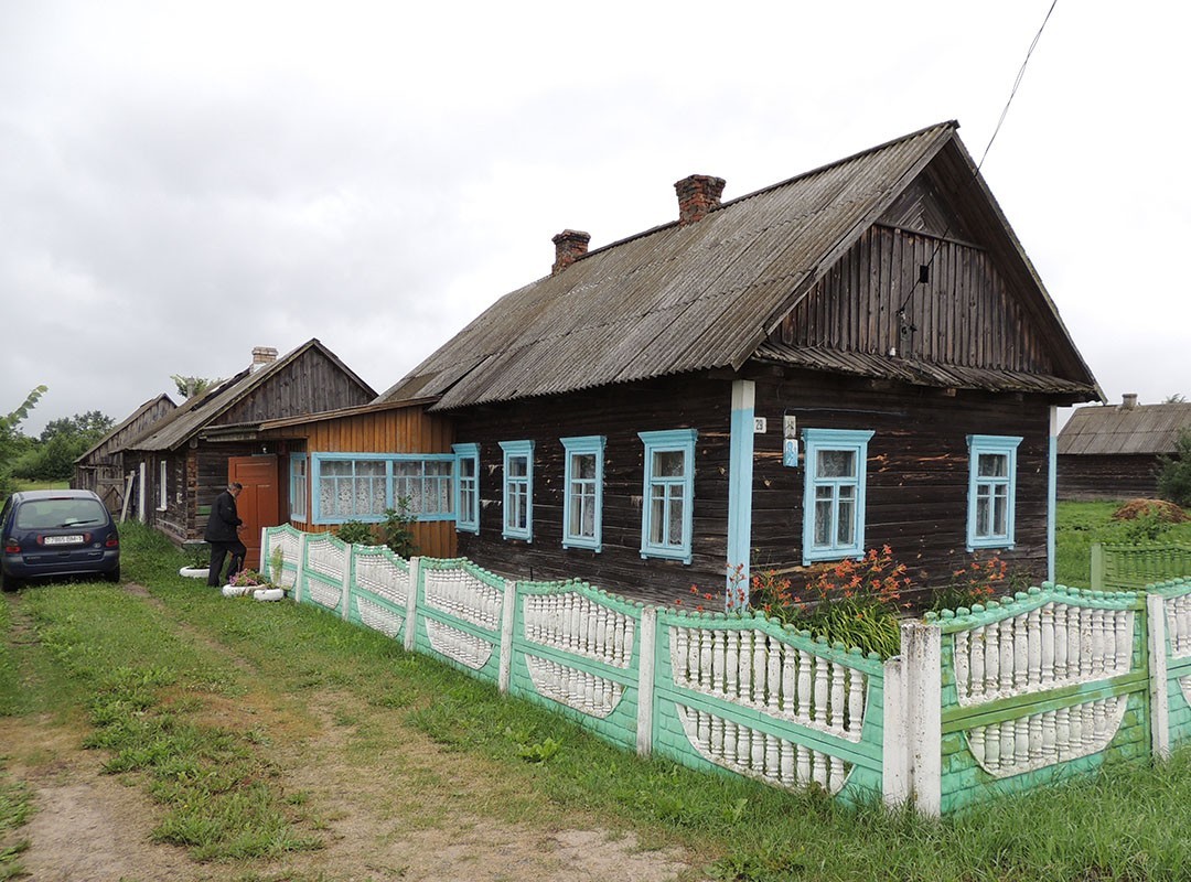Пока строится церковь, богослужения проходят в деревенском доме. 