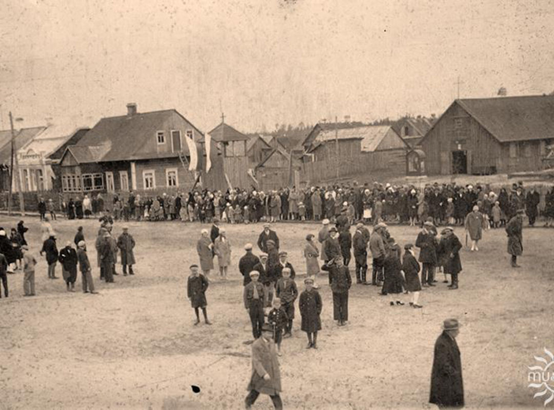 Плошча мястэчка, на заднім плане будынак старога касцёла (да 1934 года)