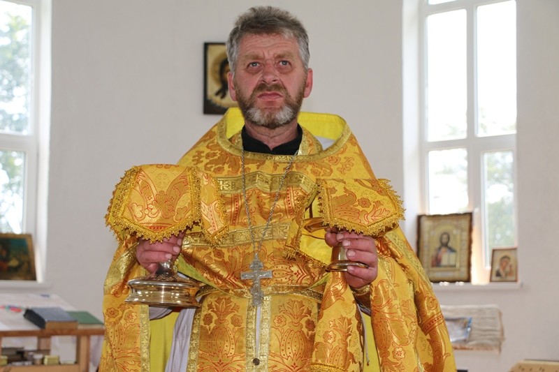 Айцец Дзімітрый праводзіць службу ў новай царкве нават калі няма ніводнага чалавека і моліцца за жыхароў сваёй вёскі  