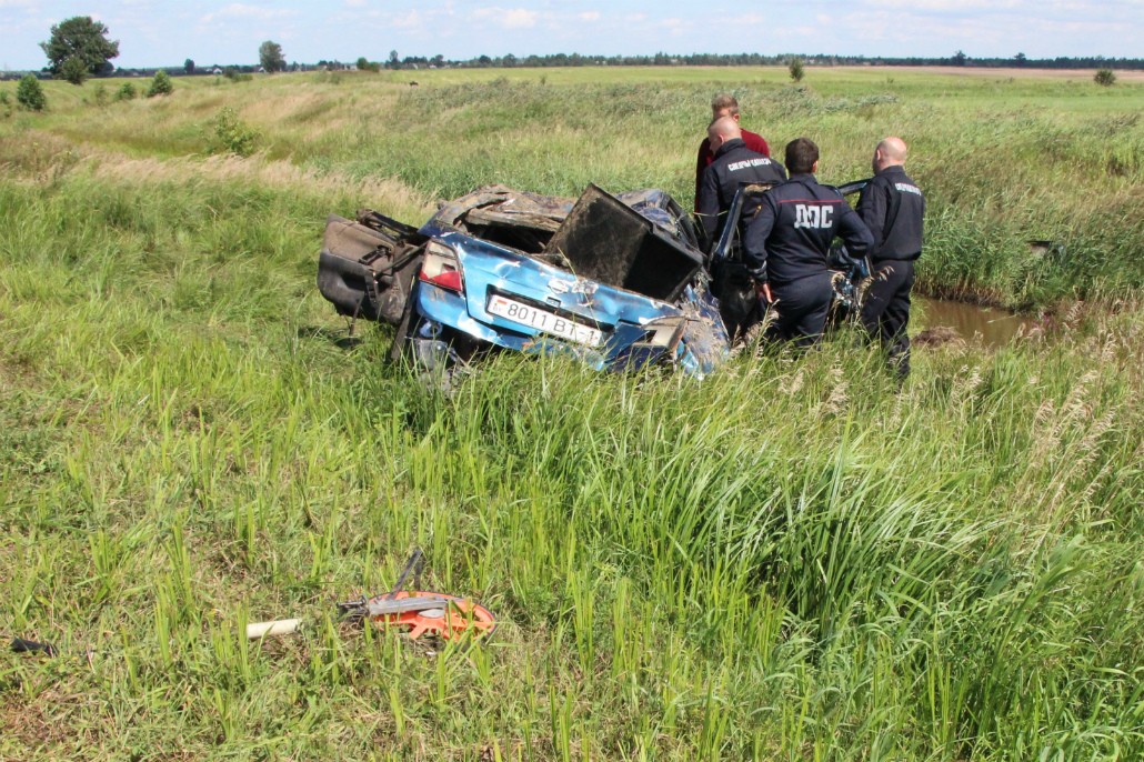 Место аварии со смертельным исходом, где погибли два человека, осматривают сотрудники районтдела Ганцевичского Следственного комитета 