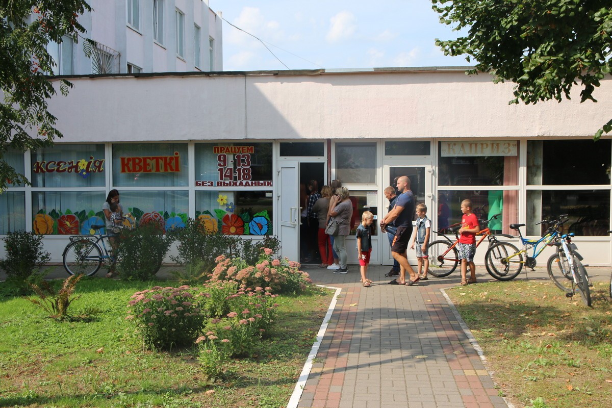 Эдуард с сыновьями в очереди за букетами