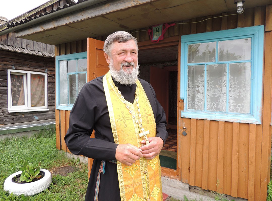 Священник Анатолий Веренич проводит богослужения в домашней церкви д. Люсино.