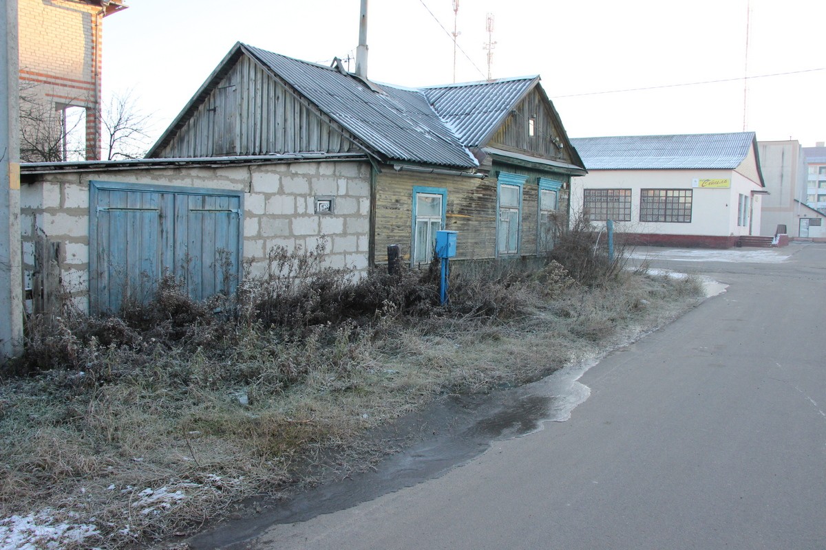 По ул. Пионерской колонка непрерывно течет несколько часов.