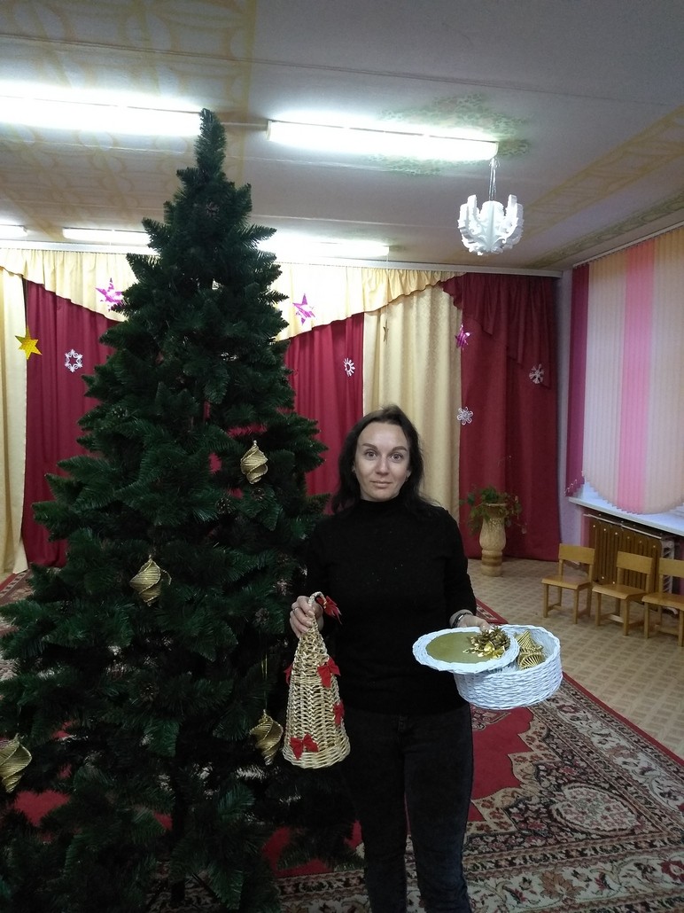 Наталья Юрова со своими поделками.