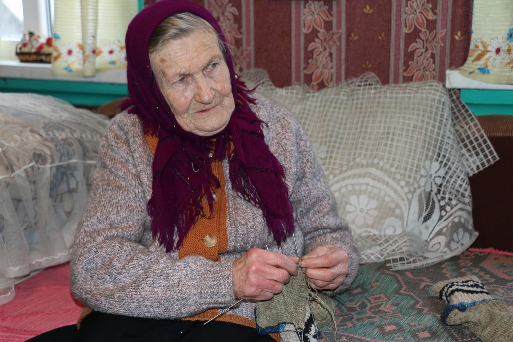 85-гадовая жыхарка вёскі Лактышы Марыя Ленкавец зімовымі вечарамі вяжа шкарпэткі.
