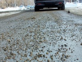 Почему коммунальники разбрасывают камни