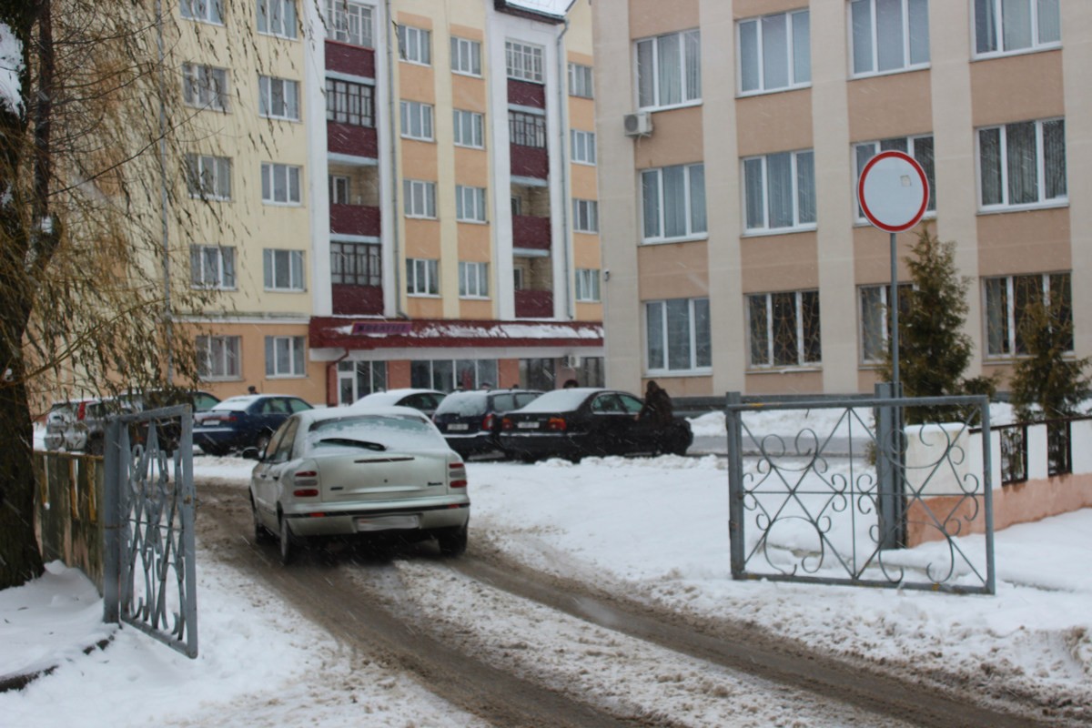 На въезде на ул. Советскую планируют установить шлагбаум, чтобы люди не заезжали под знак 