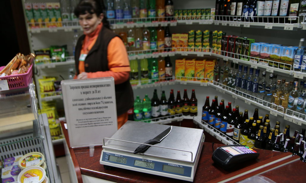 Продавец магазина Галина Бондаренко возле прилавка, где все произошло.