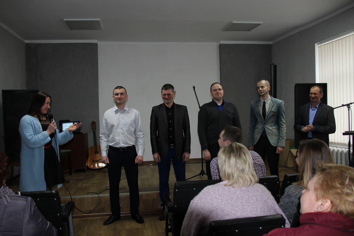 К празднику 8 марта мужчина завода КПД устроили женщинам сюрприз в виде концерта в собственном исполнении.