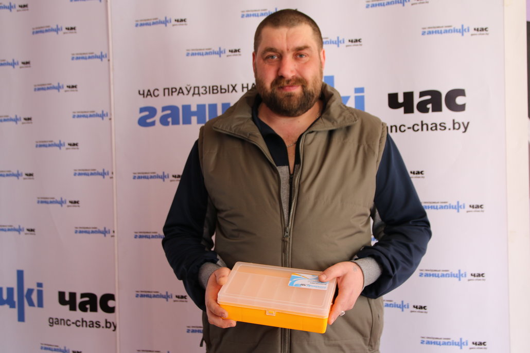 Дмитрий Пикинич получил сувенир от «ГЧ» за второе место в голосовании – контейнер для рыбака.