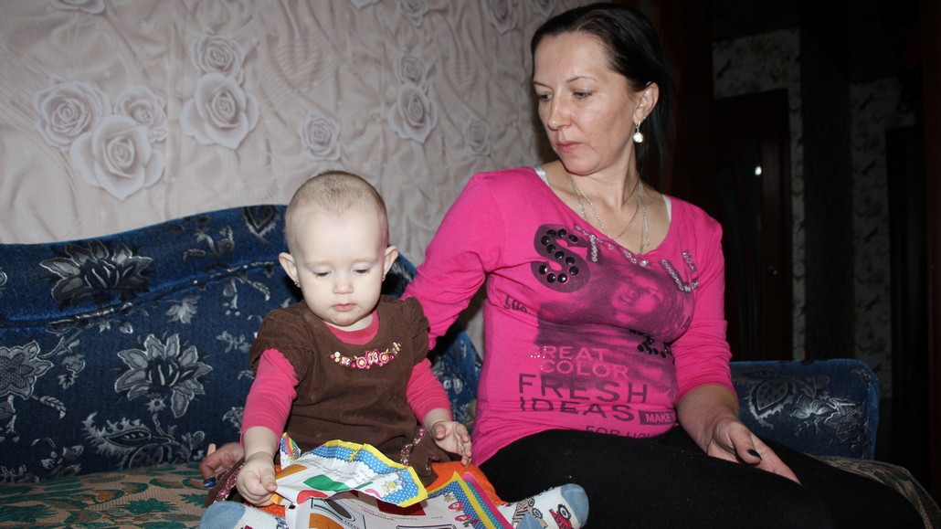 Любимое занятие младшенькой Лизоньки – полистать с мамой книжку с цветными картинками.