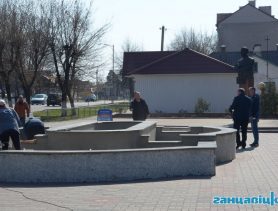 В Ганцевичах обновляют фонтан (фотофакт)