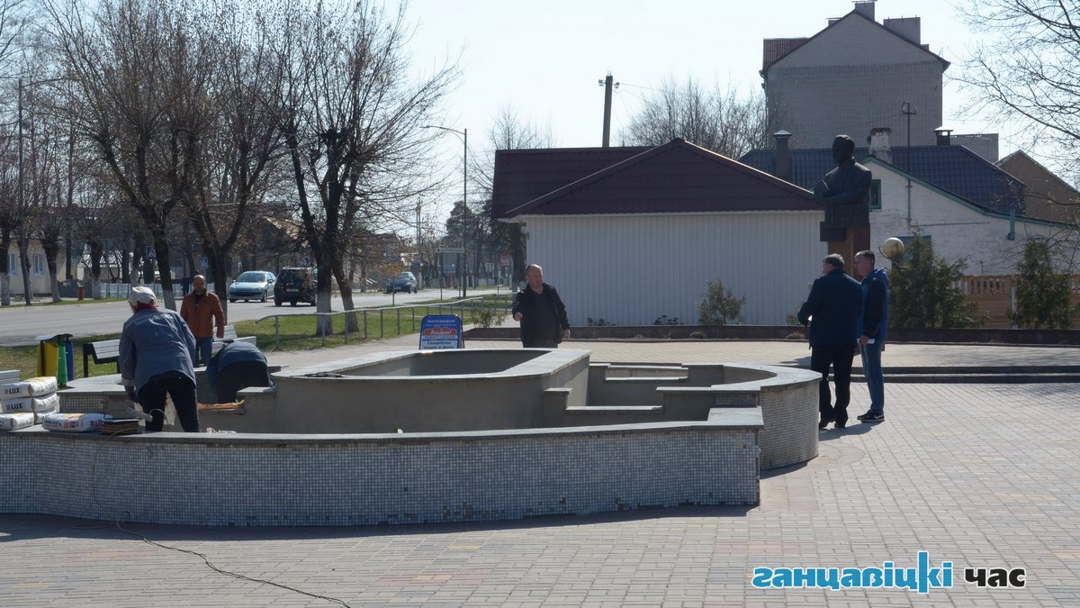 В Ганцевичах начали ремонтировать фонтан.