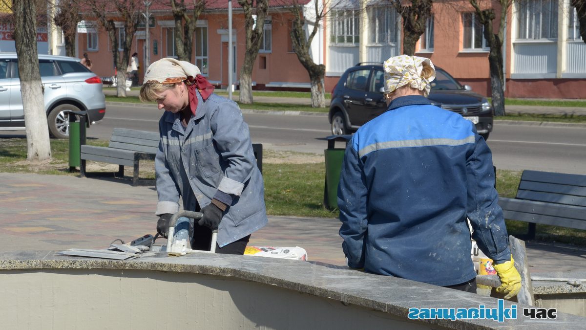 В Ганцевичах начали ремонтировать фонтан.