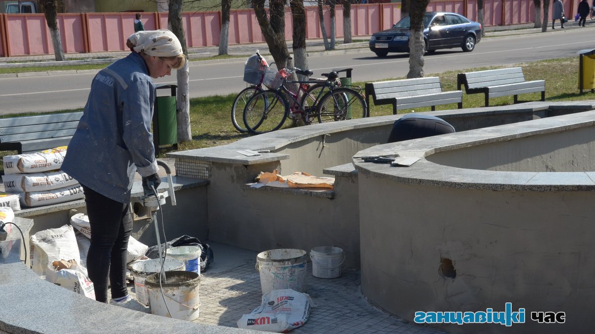 В Ганцевичах начали ремонтировать фонтан.