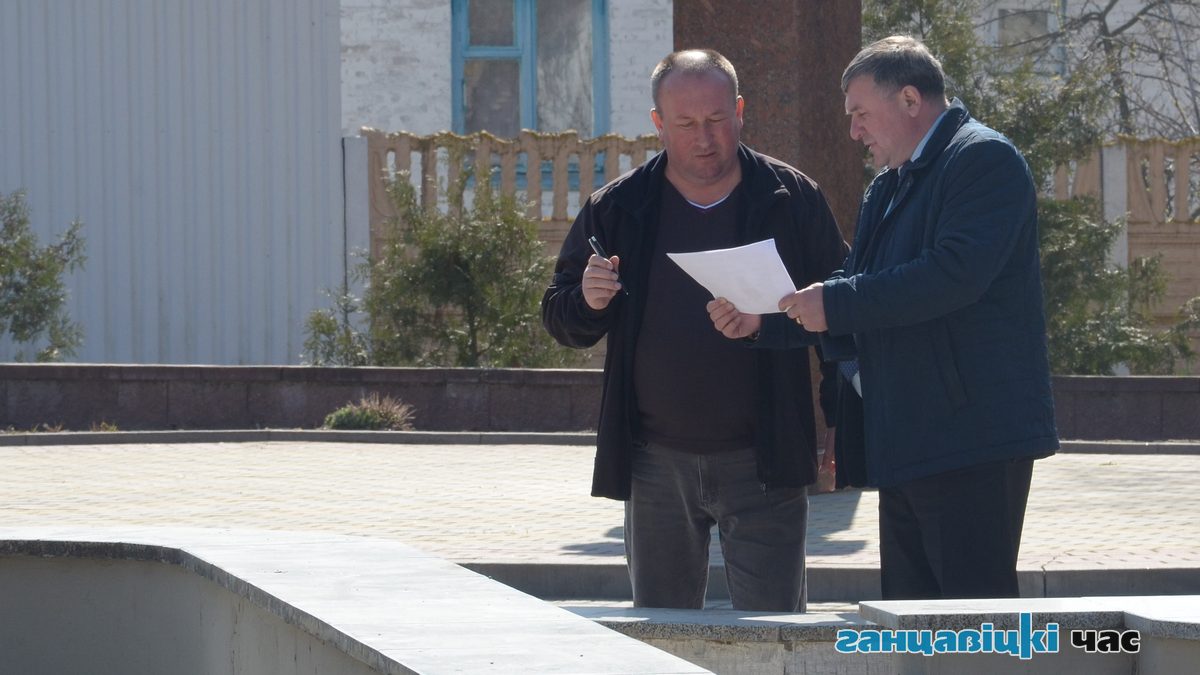 В Ганцевичах начали ремонтировать фонтан.