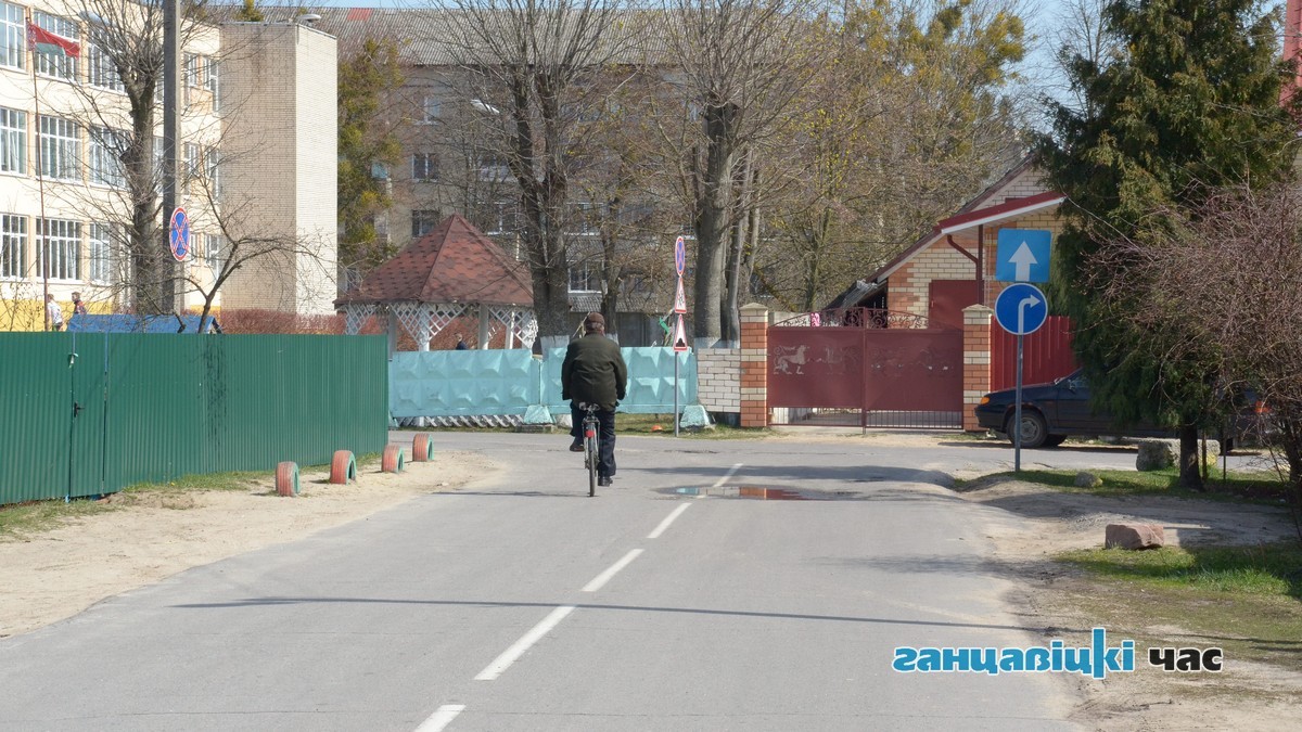 Дорожные знаки 4.1.2 «Движение направо» и 5.5 «Дорога с односторонним движением» противоречат друг другу
