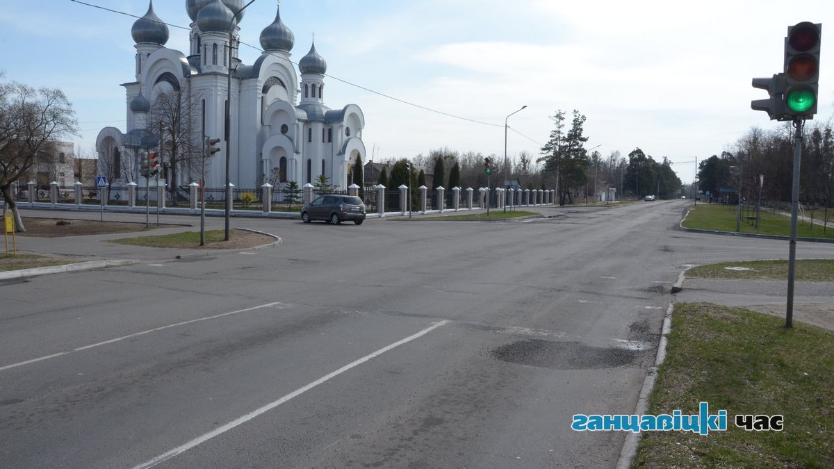 Пересечение улицы Октябрьской с улицей Строителей, где по Октябрьской, со стороны ул. Парковой имеется 2 полосы для движения в направление ул. Строителей, а после перекрестка только одна полоса.