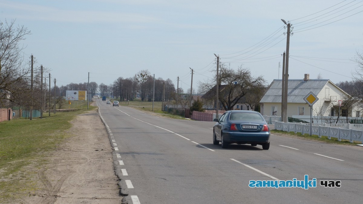 Дорожный знак «Главная дорога» установлен только с одной стороны перекрестка ул. Матросова и ул. Лесной