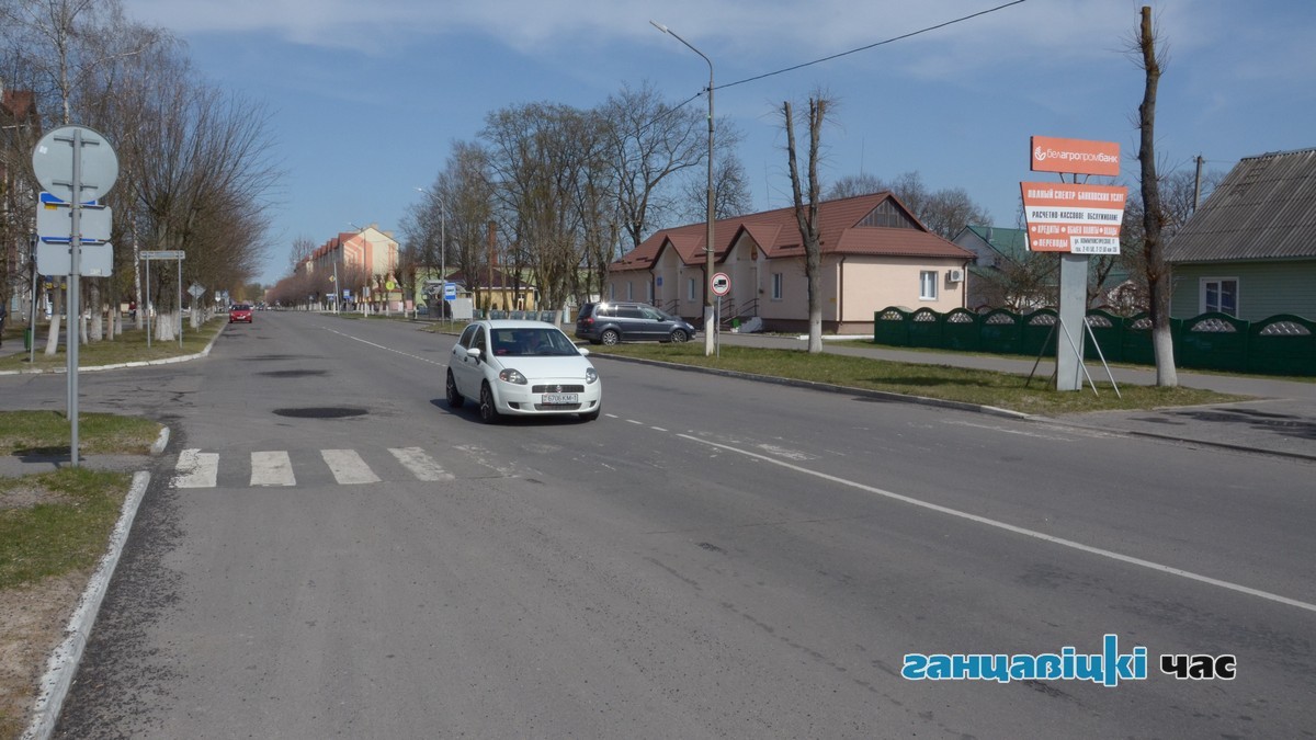 Дорожный знак «Главная дорога» установлен только с одной стороны перекрестка ул. Октябрьской и ул. Проскурова
