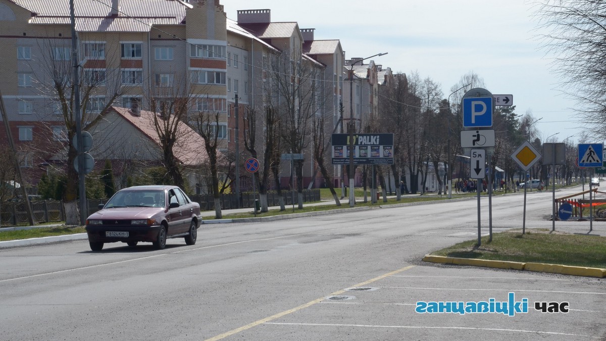 Дорожный знак «Главная дорога» установлен только с одной стороны перекрестка ул. Октябрьской и ул. Фрунзе